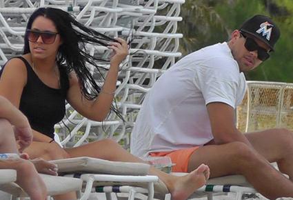 تعرّف إلى حبيبة كريس الجديدة... شبيهة كيم!